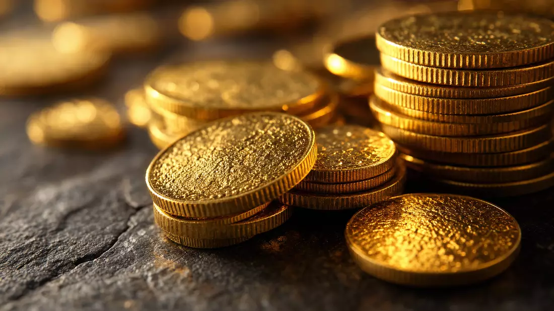 Extreme Makro-Nahaufnahme gestapelter Goldmünzen auf dunklem Stein. Selektiver Fokus auf Vordergrund, warmes Streiflicht auf geprägten Oberflächen, reiches Goldgelb mit tiefen Schatten, verschwommener Bokeh-Hintergrund. Kein Logo