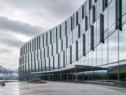 Swiss Re Hauptquartier: modernes Gebäude mit Glasfassade und Alpenpanorama in Zürich, CH0126881561 - Foto: THN
