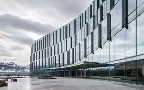 Swiss Re Hauptquartier: modernes Gebäude mit Glasfassade und Alpenpanorama in Zürich, CH0126881561 - Foto: THN