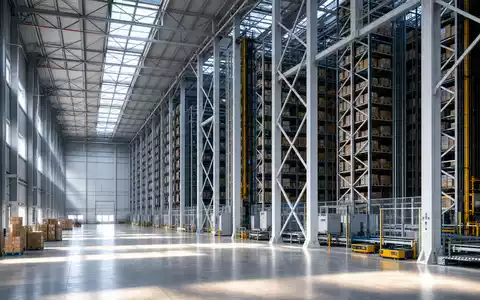 Kuehne Warehousing CH0025238863: Modernes Hochregallager mit massiver Stahlkonstruktion, Tageslicht und vollautomatisierten Regalen - Foto: THN
