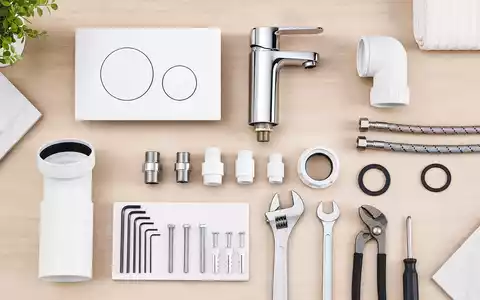 Geberit (CH0030170408) Sanitär-Komponenten als Flatlay: Spülsystem, Drückerplatte, Armaturen und Werkzeug auf Holz - Foto: THN