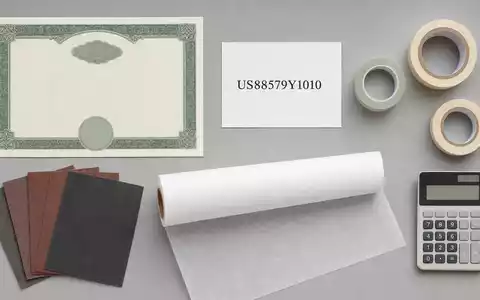 Flatlay mit Aktienzertifikat und ISIN-Karte US88579Y1010 illustriert Investment in 3M Company, Industriegüter und Klebeprodukte - Foto: THN