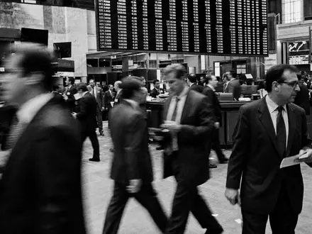 Schwarzweiß-Reportage vom Börsenparkett mit Geschäftsleuten, American Express Co. (US0258161092), Finanzdienstleistungssektor dokumentarisch dargestellt - Foto: THN
