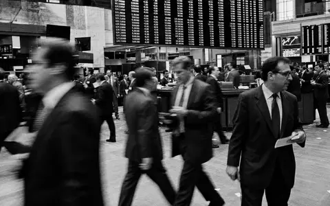 Schwarzweiß-Reportage vom Börsenparkett mit Geschäftsleuten, American Express Co. (US0258161092), Finanzdienstleistungssektor dokumentarisch dargestellt - Foto: THN