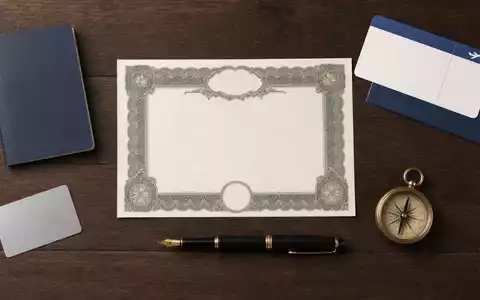 Flatlay mit Aktienzertifikat, Kreditkarte und Reisepass, American Express Co. (US0258161092), Kreditkarten- und Finanzdienstleistungsbranche Symbolobjekte - Foto: THN