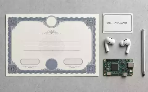 Flatlay-Arrangement zeigt Aktienzertifikat, ISIN-Karte und Elektronik-Zubehör für Apple Inc., ISIN US0378331005, ordentlich angeordnet - Foto: THN