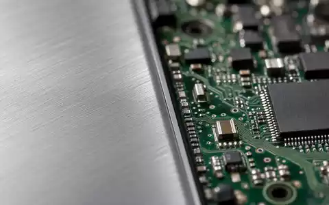 Makroaufnahme zeigt Detailstruktur einer Aluminium-Oberfläche und Platine für Apple Inc., ISIN US0378331005, in hoher Vergrößerung - Foto: THN