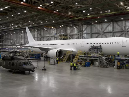 Fotorealistisches Bild zeigt Boeing Company (ISIN US0970231058) mit generischem Flugzeug in Endmontagehalle im Everett-Stil - Foto: THN