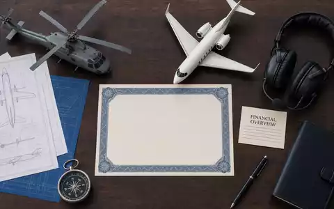Flatlay-Fotografie zeigt Boeing Company (ISIN US0970231058) mit Aktienzertifikat, ISIN-Karte und diversen Luftfahrt-Utensilien angeordnet - Foto: THN