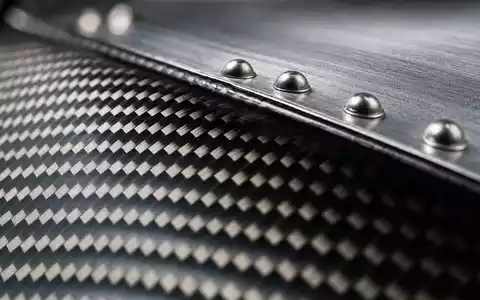 Makrofotografie zeigt Boeing Company (ISIN US0970231058) mit extremer Nahaufnahme von Verbundwerkstoff-Flugzeugmaterial und Nieten - Foto: THN