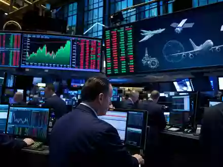Börsen-Editorial-Foto zeigt Boeing Company (ISIN US0970231058) mit Trading-Floor der NYSE und Luftfahrt-Charts - Foto: THN