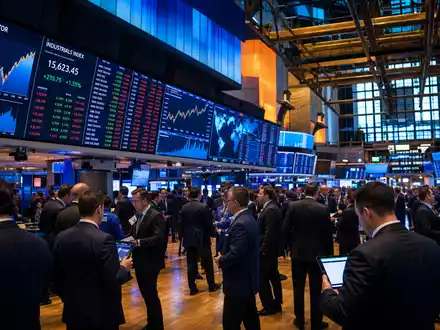 Börsen-Editorial-Aufnahme zu Caterpillar Inc. (ISIN US1491231015) zeigt Trading-Floor mit Industriesektor-Charts und aktiven Händlern - Foto: THN