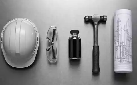 Chevron US1667641005 nutzt industrielles Equipment wie Helm, Schutzbrille, Rohölprobe, Hammer und Bauplan täglich - Foto: THN