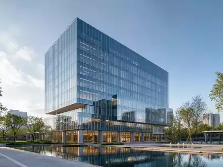 Architektur-Render eines gläsernen Bürohochhauses illustriert den Unternehmenssitz von Cisco Systems Inc., ISIN US17275R1023 - Foto: THN