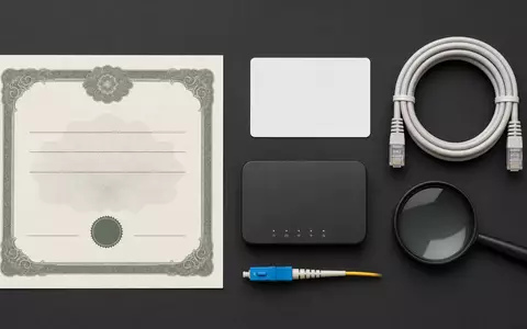Flatlay mit Aktienzertifikat und Netzwerktechnik-Utensilien veranschaulicht die Kapitalanlage in Cisco Systems Inc., ISIN US17275R1023 - Foto: THN