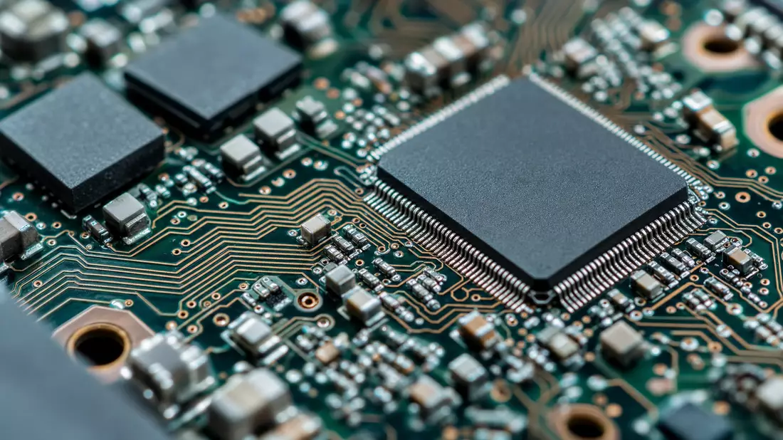 Extreme Nahaufnahme einer Platinenoberfläche mit Chip, Symbolbild für Cisco Systems Inc