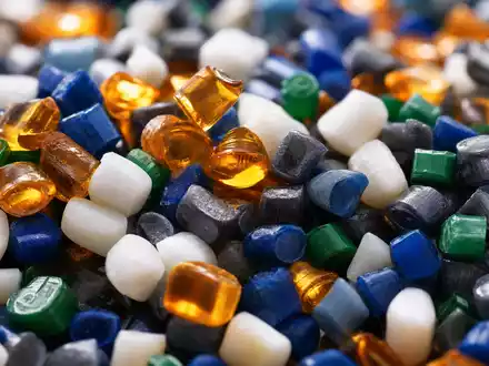 Dow Inc. US2605571031 extreme Makro Aufnahme bunter Kunststoff Granulat Pellets mit verschiedenen Farben und Texturen - Foto: THN