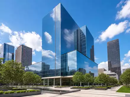 Exxon US30231G1022 zeigt ein modernes Konzern-Hauptquartier als spiegelnden Glasturm im Houston-Architekturstil Texans - Foto: THN