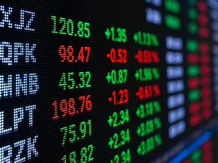 Goldman Sachs US38141G1040 Makro Detail eines Aktien Tickers mit leuchtenden grünen und roten Kursänderungen - Foto: THN