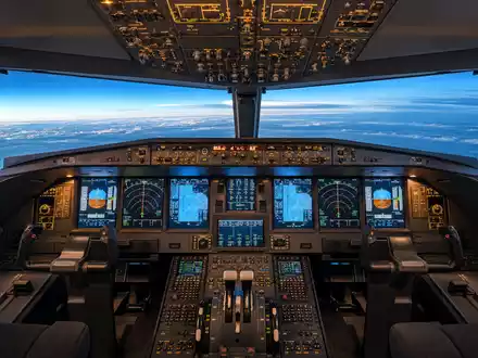 Honeywell US4385161066 modernes Avionik Cockpit zeigt Glas Displays Schalter und Steuerknüppel im Flugzeug. - Foto: THN