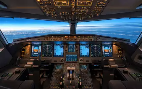 Honeywell US4385161066 modernes Avionik Cockpit zeigt Glas Displays Schalter und Steuerknüppel im Flugzeug - Foto: THN