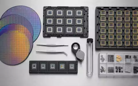 Intel Corporation US4581401001 Flatlay mit Silizium-Wafern, CPU-Trägern, Pinzette und Lupe auf Edelstahl - Foto: THN