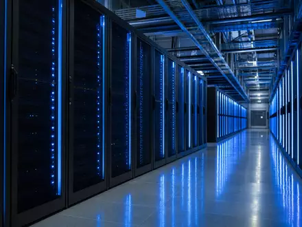 IBM zeigt ein großes Mainframe Rechenzentrum mit intensiver blauer Beleuchtung und Serverreihen US4592001014 - Foto: THN