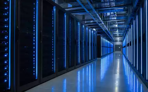 IBM zeigt ein großes Mainframe Rechenzentrum mit intensiver blauer Beleuchtung und Serverreihen US4592001014 - Foto: THN