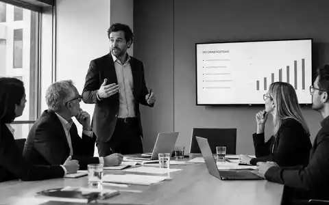 IBM Berater erläutert Strategie vor Kunden im modernen Konferenzraum, dokumentarische Aufnahme, ISIN US4592001014 - Foto: THN