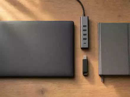 IBM Enterprise Werkzeuge Notebook USB Hub Stick Notizbuch und Stift auf Holz US4592001014 - Foto: THN