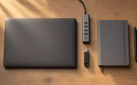 IBM Enterprise Werkzeuge Notebook USB Hub Stick Notizbuch und Stift auf Holz US4592001014 - Foto: THN
