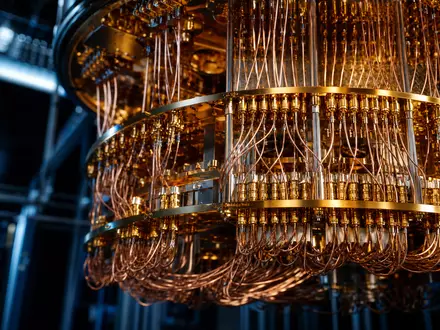 IBM Quantencomputer mit goldenem Chandelier aus Kupferdrähten unter kalter blauer Laborbeleuchtung US4592001014 - Foto: THN