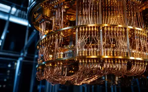 IBM Quantencomputer mit goldenem Chandelier aus Kupferdrähten unter kalter blauer Laborbeleuchtung US4592001014 - Foto: THN
