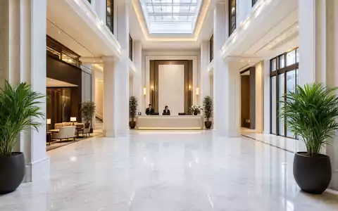 JPMorgan Chase (US46625H1005) repräsentiert globales Bankgeschäft durch elegantes Marmor-Foyer mit freundlichem Empfang - Foto: THN