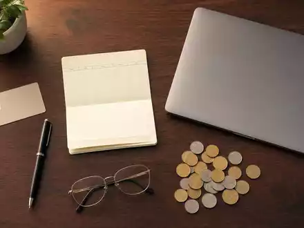 JPMorgan Chase (US46625H1005) symbolisiert Retail Banking und Wealth Management mit klassischem Bankalltags-Flatlay auf Mahagoni - Foto: THN