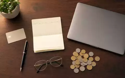 JPMorgan Chase (US46625H1005) symbolisiert Retail Banking und Wealth Management mit klassischem Bankalltags-Flatlay auf Mahagoni - Foto: THN