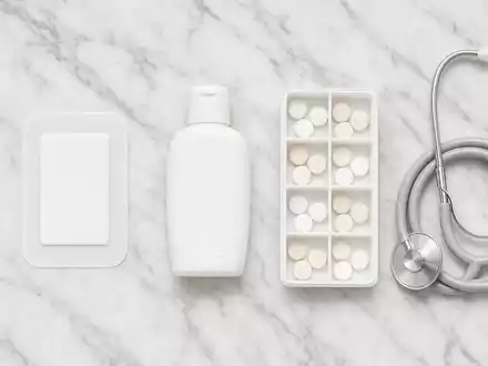 Johnson Consumer Health Produkte, US4781601046 Flatlay mit Pflaster Lotion Stethoskop auf Marmor - Foto: THN