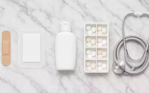Johnson Consumer Health Produkte, US4781601046 Flatlay mit Pflaster Lotion Stethoskop auf Marmor - Foto: THN