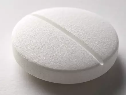 Johnson Pharmapille im Makro, US4781601046 zeigt Bruchrille und feine Tablet Textur im Detail - Foto: THN