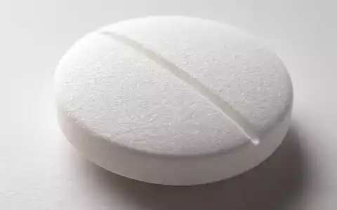 Johnson Pharmapille im Makro, US4781601046 zeigt Bruchrille und feine Tablet Textur im Detail - Foto: THN