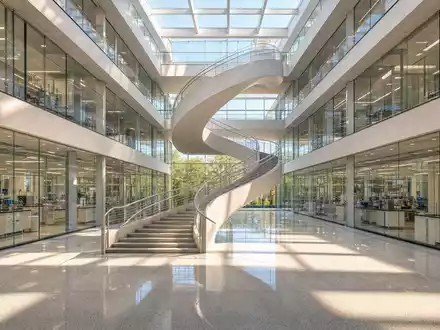 Merck US58933Y1055 Forschungsgebäude: Glasatrium mit weißer Wendeltreppe aus Beton verbindet alle Laboretagen - Foto: THN