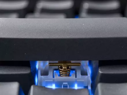 Microsoft Corporation (US5949181045) Makro: Detail einer mechanischen Tastatur-Taste mit Federn und blauem Backlight - Foto: THN