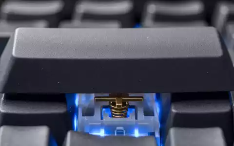 Microsoft Corporation (US5949181045) Makro: Detail einer mechanischen Tastatur-Taste mit Federn und blauem Backlight - Foto: THN
