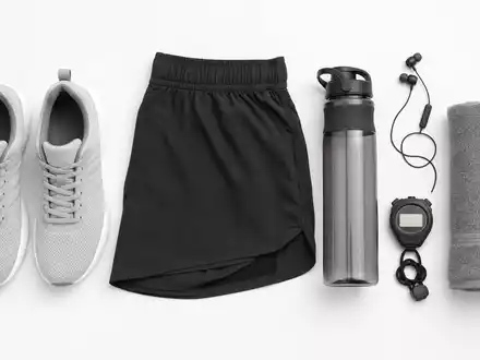 Nike Inc US6541061031 Laufausrüstung als sauberes Flatlay von oben auf weißem Hintergrund präzise angeordnet - Foto: THN