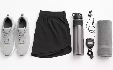 Nike Inc US6541061031 Laufausrüstung als sauberes Flatlay von oben auf weißem Hintergrund präzise angeordnet - Foto: THN