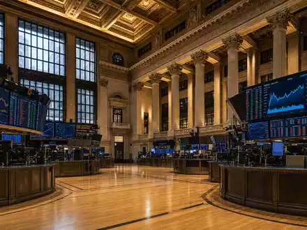 Nike Inc US6541061031 zeigt das NYSE Handelsparkett mit Aktienkurs Bildschirmen im neoklassischen Börsensaal - Foto: THN