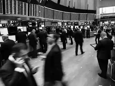 Salesforce US79466L3024 dargestellt als kontrastreiche Schwarz Weiß Reportage vom geschäftigen NYSE Börsenparkett - Foto: THN