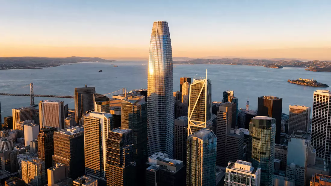 Architekturaufnahme des San-Francisco-Skylines bei Sonnenuntergang mit markant geschwungenem Hochhau