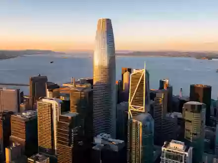 Salesforce US79466L3024 mit generischem San Francisco Wolkenkratzer im goldenen Abendlicht über der Bucht fotografiert - Foto: THN