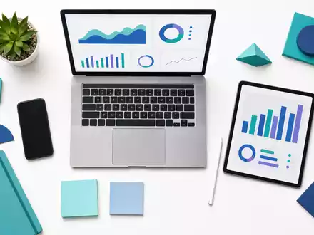 Salesforce US79466L3024 als aufgeräumtes Flatlay mit Dashboard Laptop Tablet und türkis blauen Büro Designobjekten - Foto: THN
